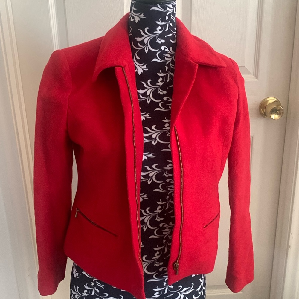 Petite Sophisticate Red is definitely your best color ❤️👠